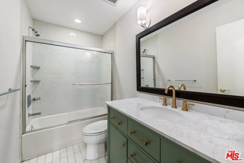 Los Angeles, California 90024, United States, 1 Bedroom Bedrooms, ,2 BathroomsBathrooms,Residential,Active,98558