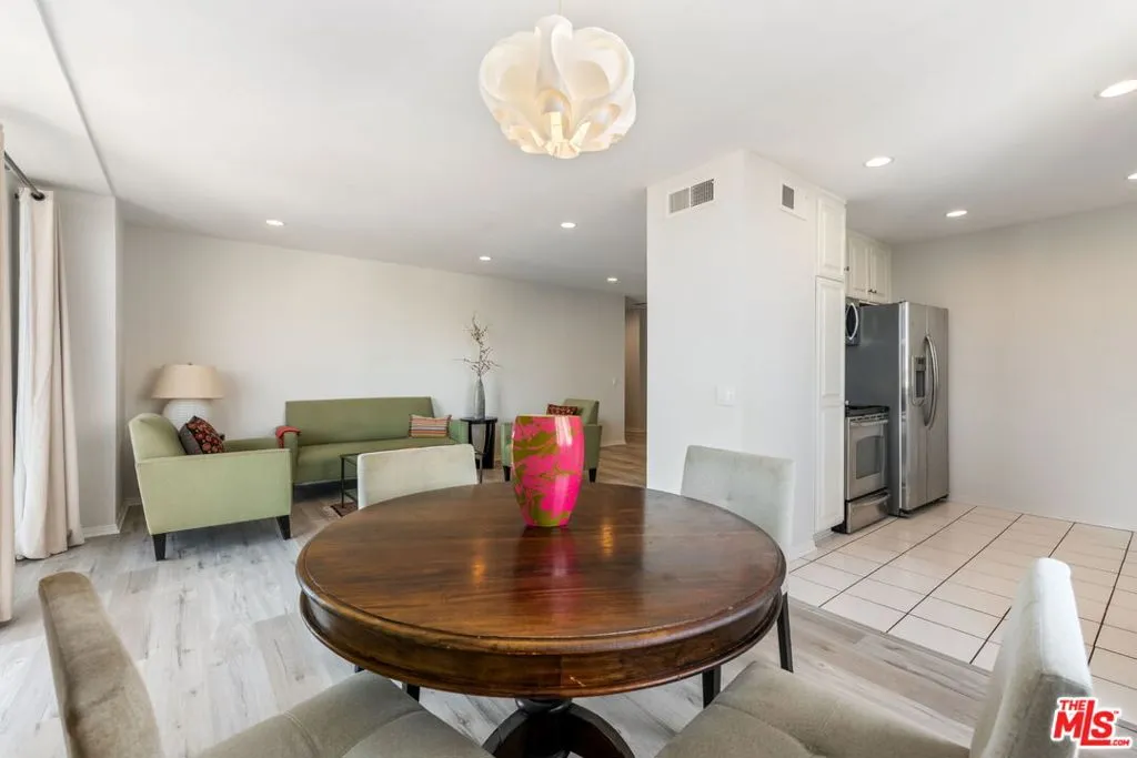 Los Angeles, California 90024, United States, 1 Bedroom Bedrooms, ,2 BathroomsBathrooms,Residential,Active,98558