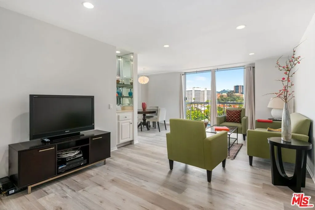 Los Angeles, California 90024, United States, 1 Bedroom Bedrooms, ,2 BathroomsBathrooms,Residential,Active,98558