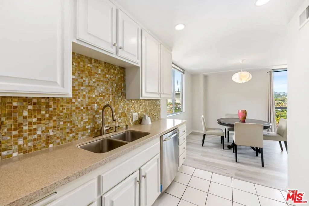 Los Angeles, California 90024, United States, 1 Bedroom Bedrooms, ,2 BathroomsBathrooms,Residential,Active,98558