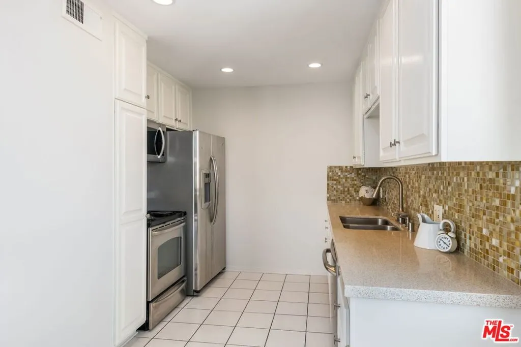 Los Angeles, California 90024, United States, 1 Bedroom Bedrooms, ,2 BathroomsBathrooms,Residential,Active,98558