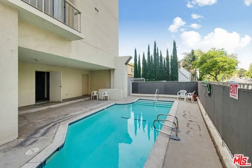 Los Angeles, California 90024, United States, 1 Bedroom Bedrooms, ,2 BathroomsBathrooms,Residential,Active,98558