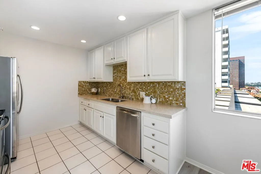 Los Angeles, California 90024, United States, 1 Bedroom Bedrooms, ,2 BathroomsBathrooms,Residential,Active,98558