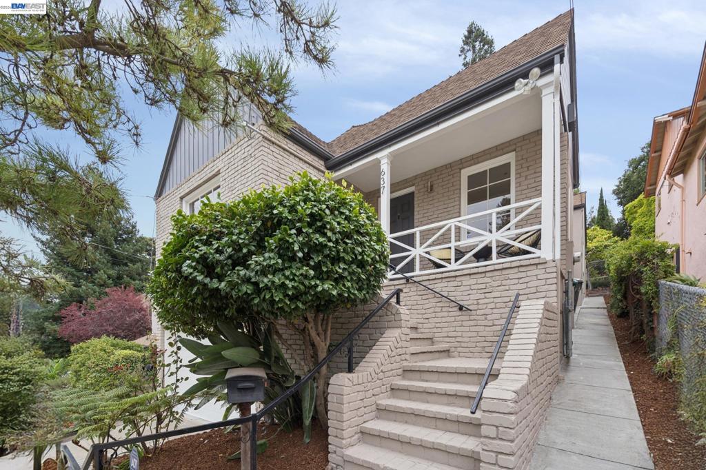 637 Boulevard Way WAY, Oakland CA 94610