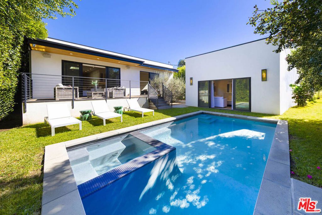 Photo of 123 S Kilkea Drive, Los Angeles, CA 90048 (MLS # 25602347)