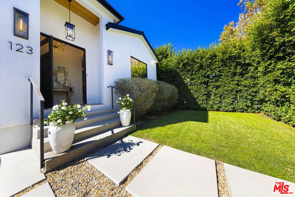 Photo of 123 S Kilkea Drive, Los Angeles, CA 90048 (MLS # 25602347)