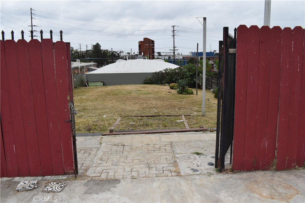 411 N La Brea Avenue