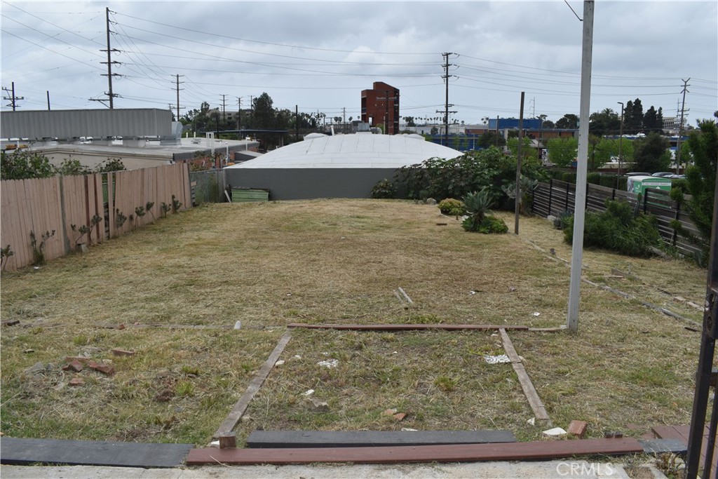 411 N La Brea Avenue