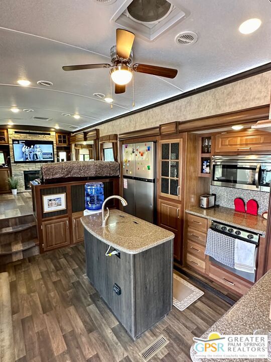 Desert Shadows Rv Re - Residential Lease