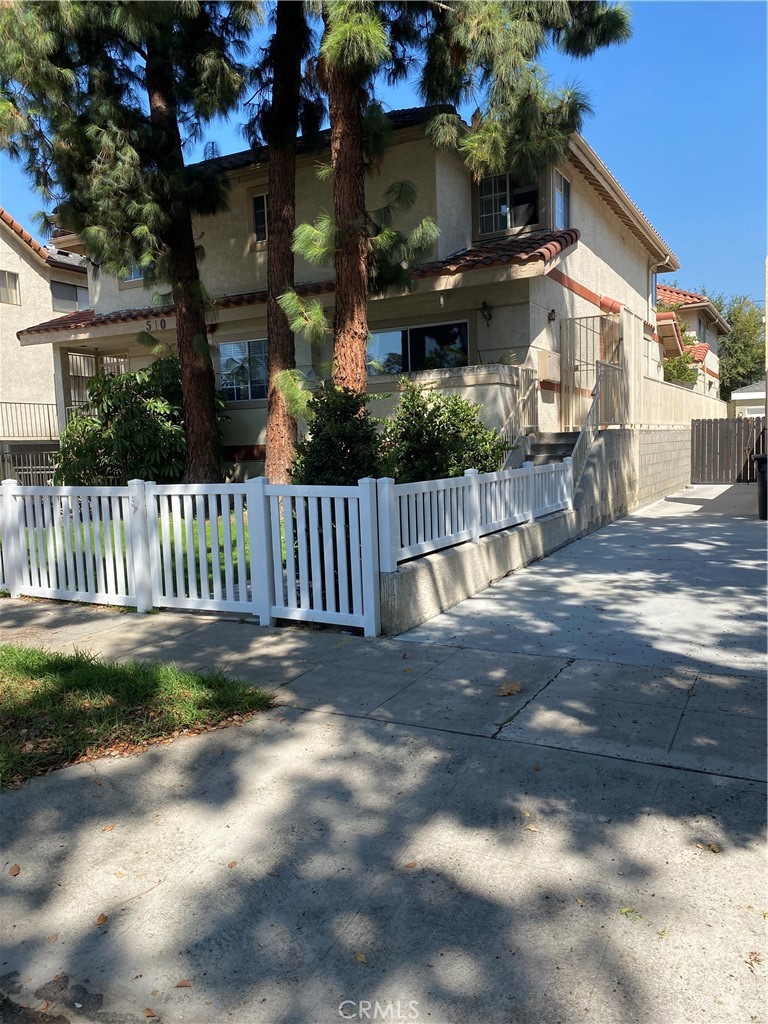 This is a large 1457 sq ft. Townhouse. Enter into a spacious Living Room with a gas fireplace, a Dining Room, Kitchen with breakfast nook, and a guest bathroom. There is a small Private Patio off the living room. Upstairs, you will find 3 bedrooms, one is a Primary bedroom with ensuite bath and two other bedrooms which share a full bath. Convenient Laundry is in upstairs hall. The underground 2 car garage enters directly into Unit.
Low HOA in this 4 unit complex.
Situated near restaurants and activities. Burbank Unified Schools.