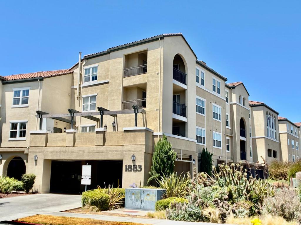 Modern 2BR/2BA Top-Floor Condo in Central Silicon Valley Beautifully maintained top-floor condo in a gated community, built in 2006. This 2-bedroom, 2-bath unit features high ceilings, an open floor plan, marble kitchen countertops, tile flooring, brand-new carpet, and fresh interior paint. Located on the quiet side of the building, fully soundproofedno street, rail, or airplane noise. Spacious bedrooms, in-unit laundry, and designated parking. Community amenities include a swimming pool, secure access, and well-kept grounds. Prime location near Apple, Google, Meta, Netflix, and major freeways. Close to shops, restaurants, parks, and public transit.