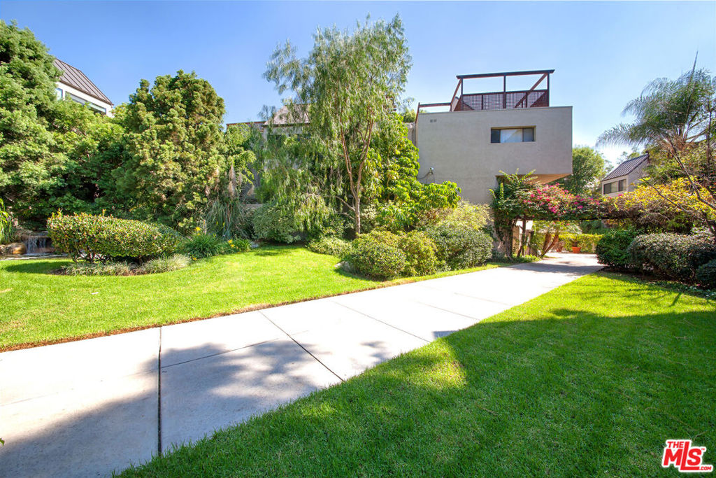 950 N Kings Road 204