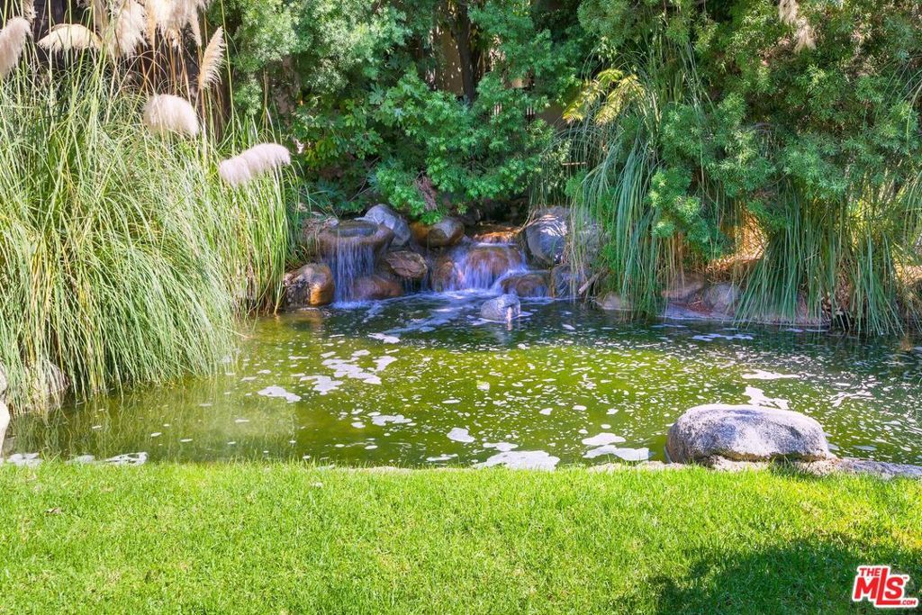 Photo of 950 N Kings Road #204, West Hollywood, CA 90069 (MLS # 25579413)