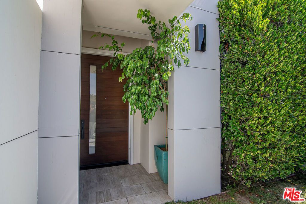 Photo of 362 N Norton Avenue, Los Angeles, CA 90004 (MLS # 25601053)