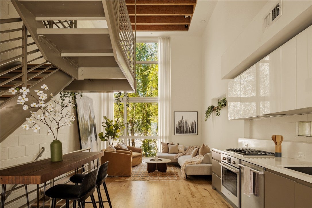 3450 Cahuenga W 907