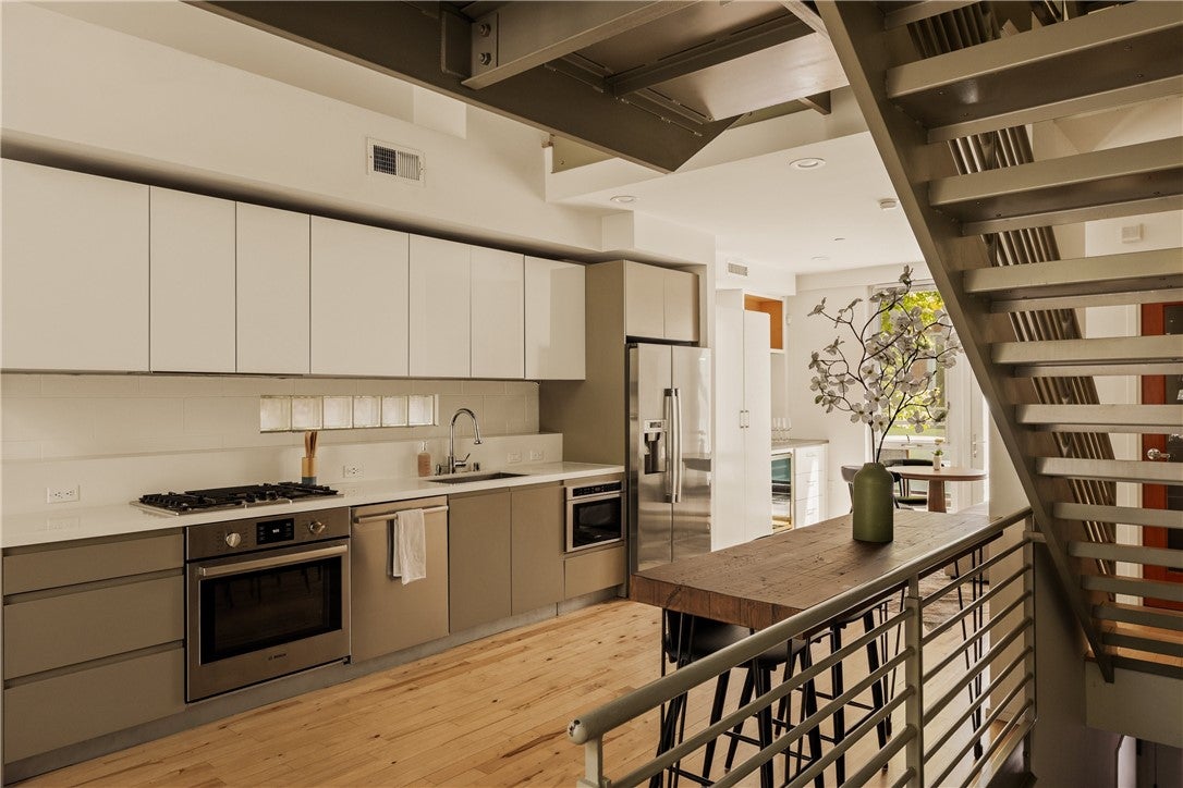 3450 Cahuenga W 907