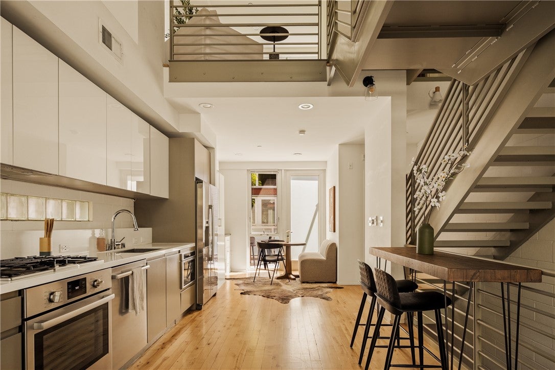 3450 Cahuenga W 907