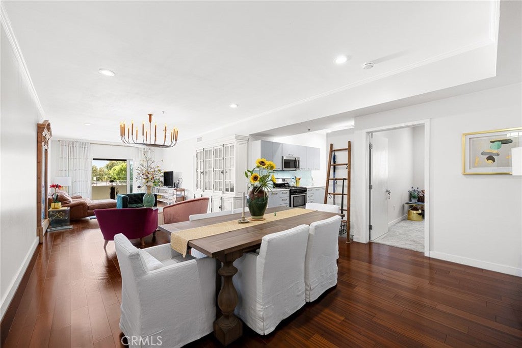 5016 Bakman AVE 404, North Hollywood CA 91601
