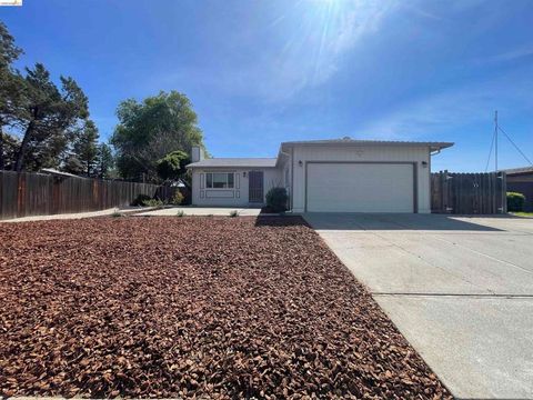 Photo of 620 N 2Nd St St, Dixon, CA 95620 (MLS # 41126744)