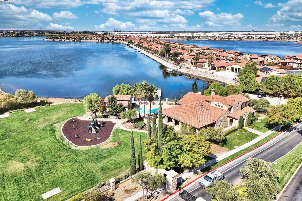 OAKWOOD SHORES - Residential