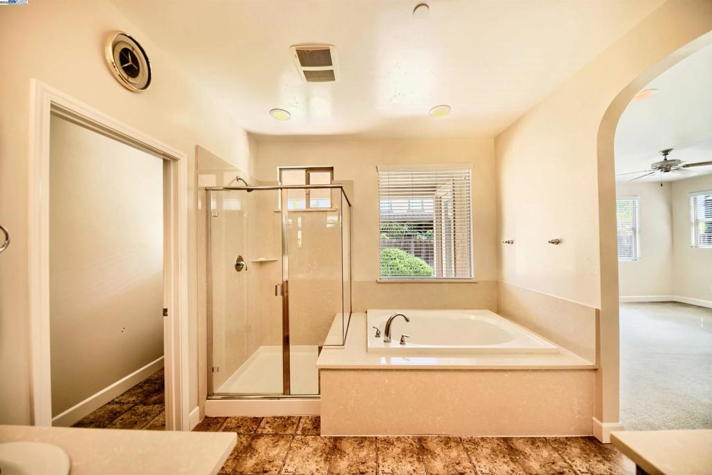 OAKWOOD SHORES - Residential