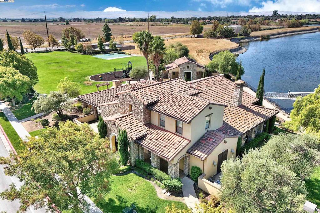 OAKWOOD SHORES - Residential