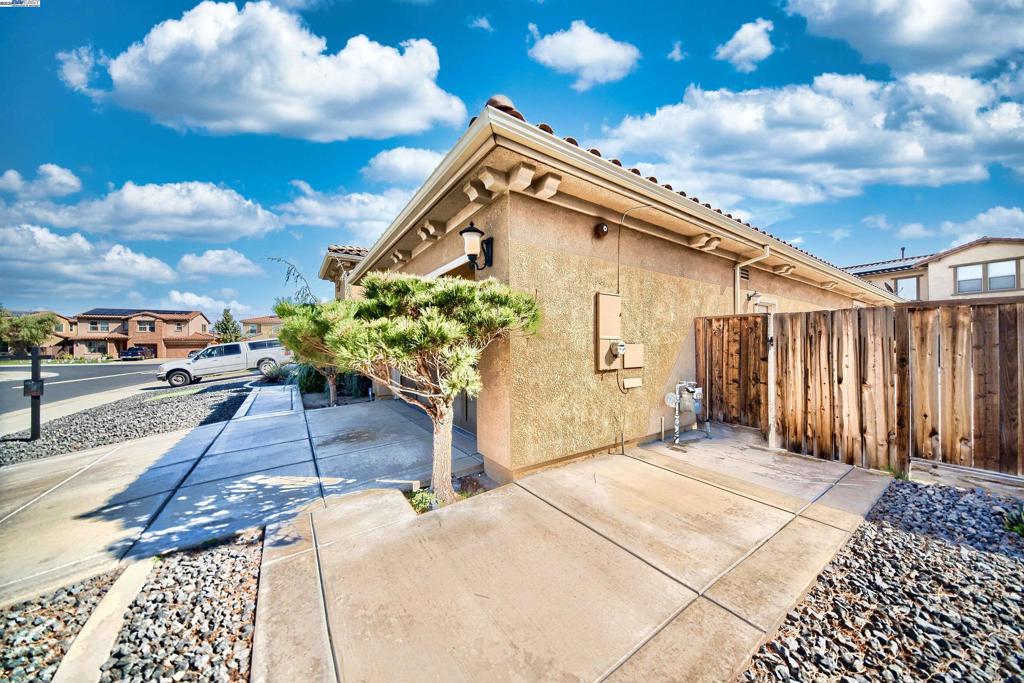 OAKWOOD SHORES - Residential