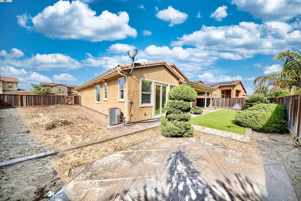 OAKWOOD SHORES - Residential