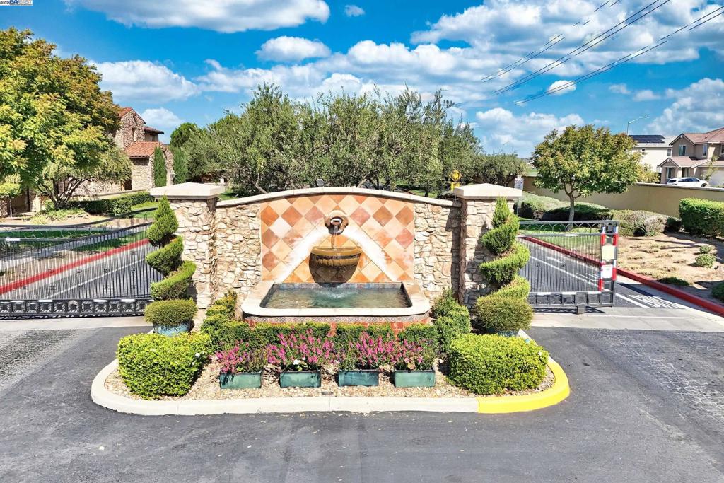 OAKWOOD SHORES - Residential