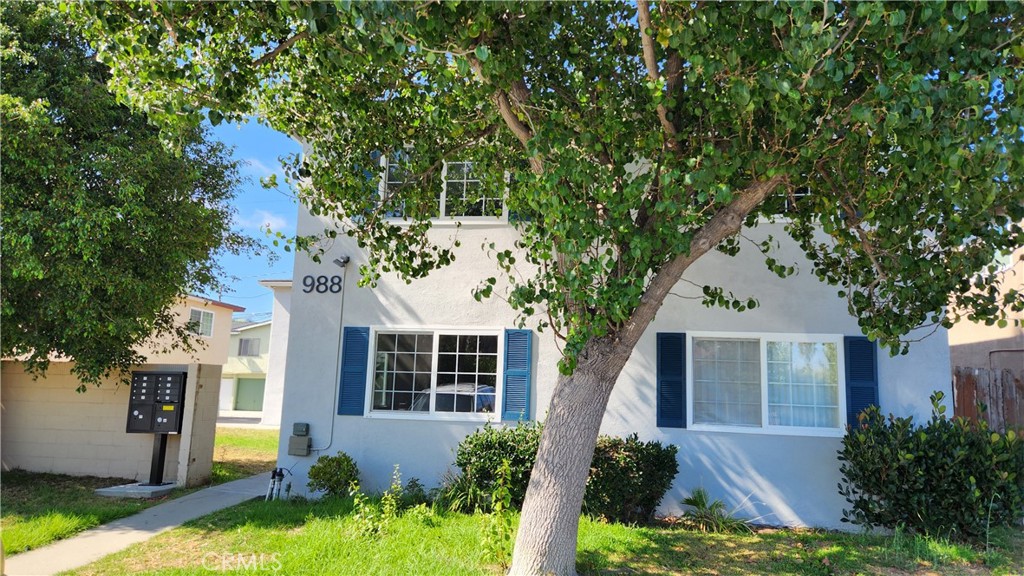 Pets allowed and walking distance to the Costa Mesa Bark Park. Amazing location close to everything. Brand New Renovation with inside laundry upstairs near bedrooms, stainless steel stacking washer dryer included. 2 assigned parking spaces including 1 garage. Large kitchen opens to expansive great room. Stainless Steel appliances included: stove, microwave, dishwasher, refrigerator. Central heat and AC. Downstairs bedroom with separate entrance. Full bathroom downstairs. This is a rare 4BR/3BA apartment in a quiet neighborhood (except 4th of July and New Year's Eve!). Separately metered Gas and Electric. Recessed lighting, lots of electrical outlets (every ~10').
Walking distance to Costa Mesa Bark Park adjacent to Tewinkle park with ponds, tennis, skate park, ducks and squirrels. The park is adjacent to the fairgrounds who offer discount fair tickets each year to residents. Farmers market on Thursdays. Easy shopping within a mile: Sprouts, Stater Brothers. Avoid the 55 and take surface streets to Mothers' Trader Joe's and Triangle Square. South Coast Plaza is less than 2 miles away. Easy access to 405, 55 and 73 freeways. 10 minutes to John Wayne Airport (SNA).Lots of little shops nearby including my favorite auto repair place. There are 3 streets of 4plexes adjacent to about 850 homes that are $1.5MM - $2MM in price. Great neighborhood. My wife feels safe walking the dog everywhere in the neighborhood. Property manager/listing agent lives next door.
NOTE: Vinyl fence and gate installed by end of August for backyard. Landscaping is not finished. Exterior upgrades planned in the next 6-12 months including fencing, gates, sidewalk and 2 ADUs. There will be no public access to the property when completed. Street parking is generally not a problem before about 5 or 6 pm. RUBS allocation is $160. Pets increase deposit and rent by $50. Rent already includes $100/mo credit for using ACH.
