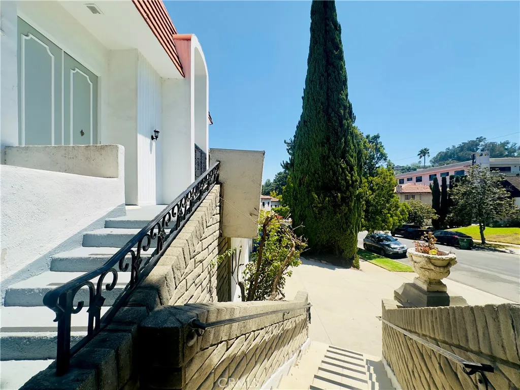 Los Feliz, California 90027, United States, 5 Bedrooms Bedrooms, ,3 BathroomsBathrooms,Residential,Active,230530