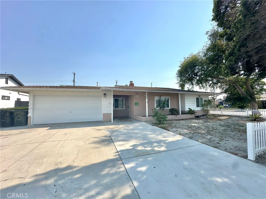 Charming Anaheim Lease – Minutes from Disneyland!
Welcome to your new home in the heart of Anaheim! This beautifully maintained 4-bedroom, 2 1/2 bathroom residence offers 1,438 sq ft of comfortable living space, perfectly situated just minutes from Disneyland and the Disneyland Resort.
Step inside to discover a move-in ready interior featuring spacious bedrooms, a versatile den ideal for a home office or guest space, and three full bathrooms for added convenience. The bright, open layout is designed for modern living, with thoughtful updates and plenty of natural light throughout.
Enjoy the perks of living in a prime location close to world-class entertainment, shopping, dining, and easy freeway access.