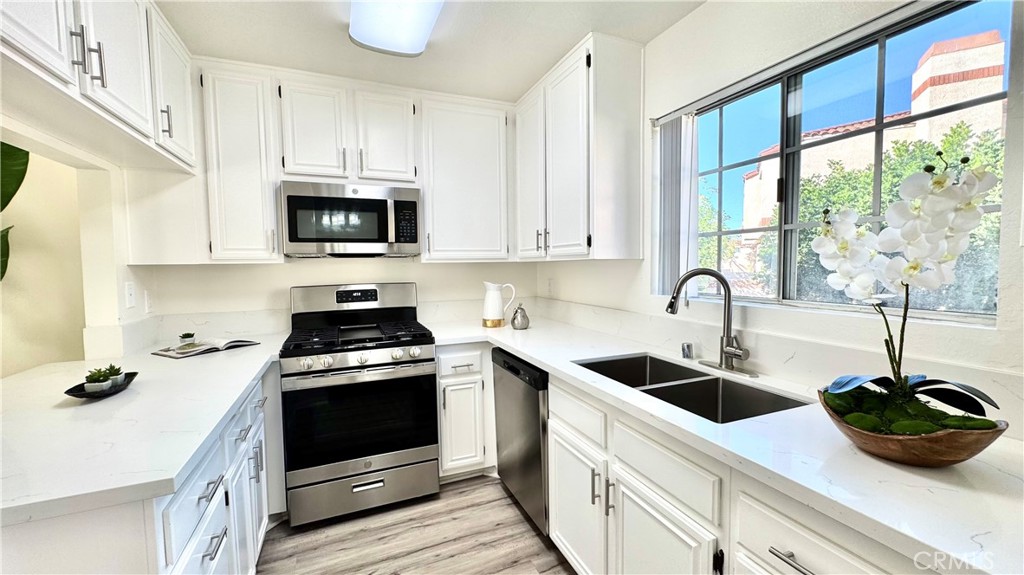 3101 Plaza Del Amo 18