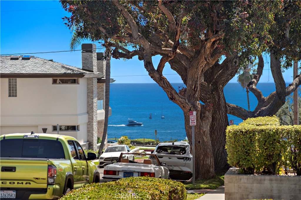 301 Narcissus Avenue