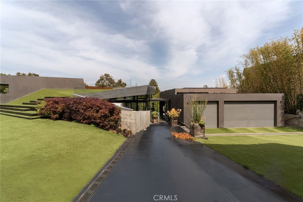 314 N Barrington Avenue