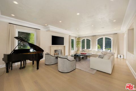 Photo of 1424 N Doheny Drive, Los Angeles, CA 90069 (MLS # 25609735) Photo of 1424 N Doheny Drive, Los Angeles, CA 90069 (MLS # 25609735)