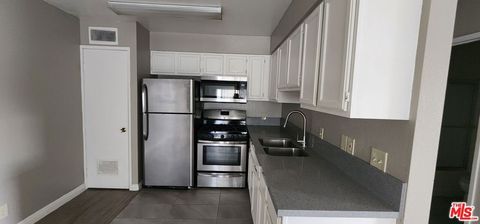 Photo of 820 S St Andrews Place, Los Angeles, CA 90005 (MLS # 26668931)