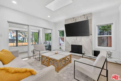 Photo of 313 S Sycamore Avenue, Los Angeles, CA 90036 (MLS # 26847323)