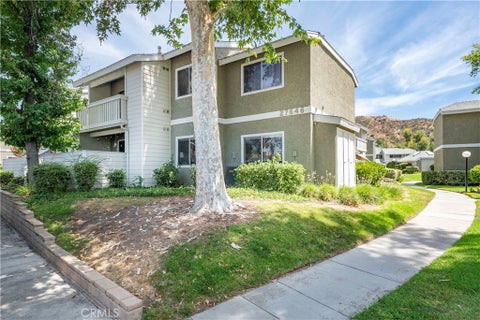 Photo of 27646 Susan Beth Way Way #C, Saugus, CA 91350 (MLS # SR26163799)