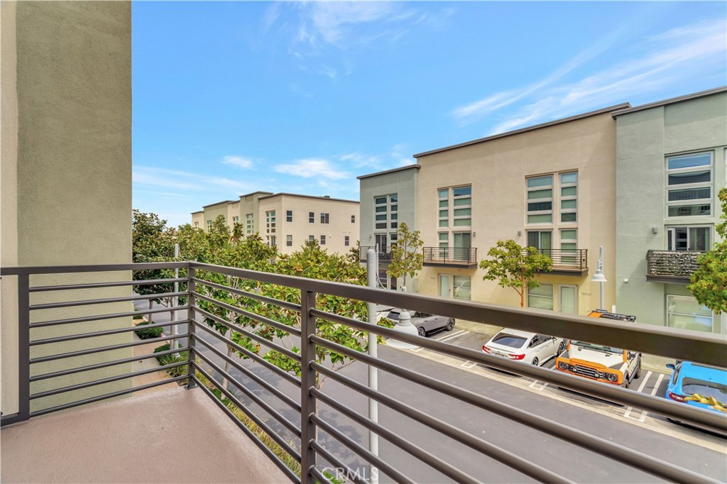 1508 W Artesia H