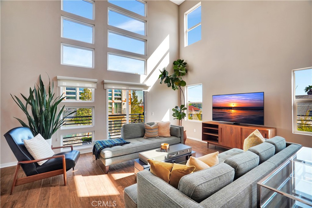 1508 W Artesia H