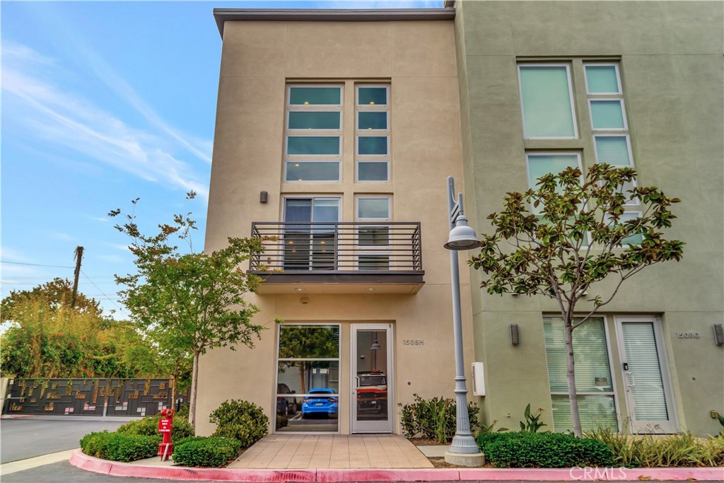 1508 W Artesia H