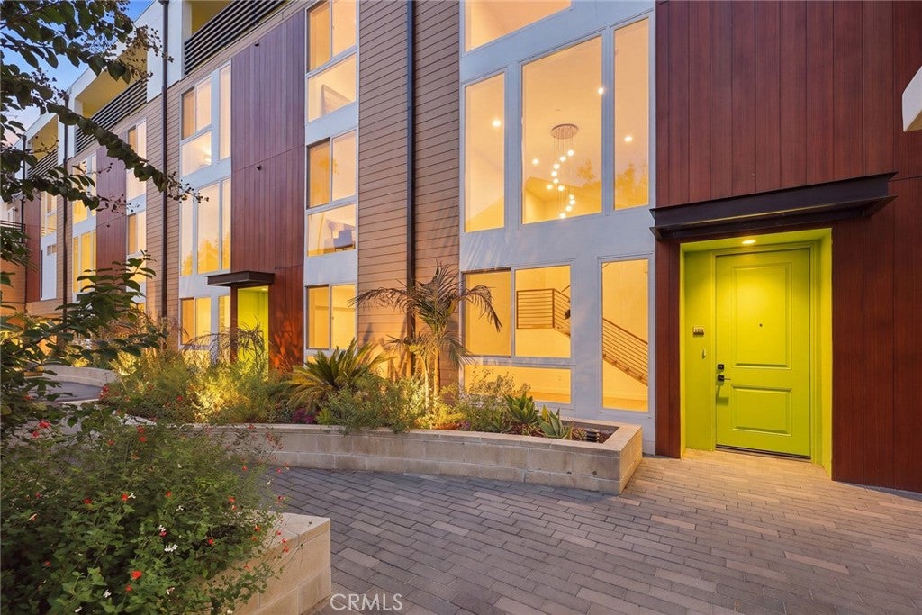 176 N Catalina 104