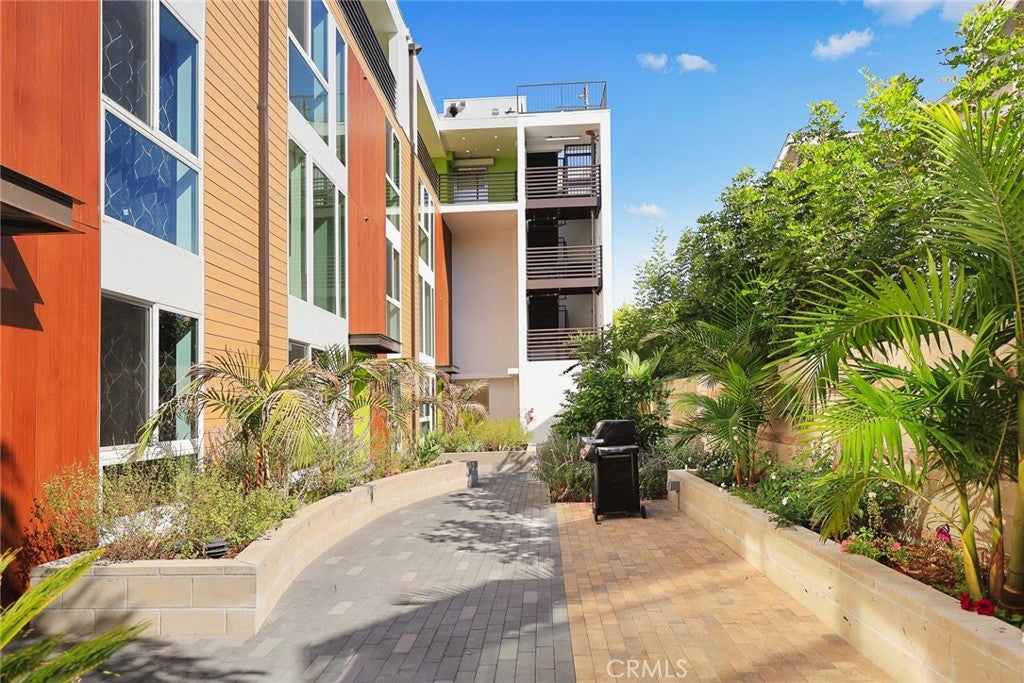 176 N Catalina 104