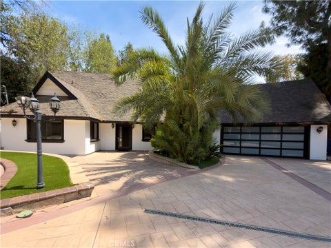 Photo of 5836 Winnetka Avenue, Woodland Hills, CA 91367 (MLS # GD26186225)