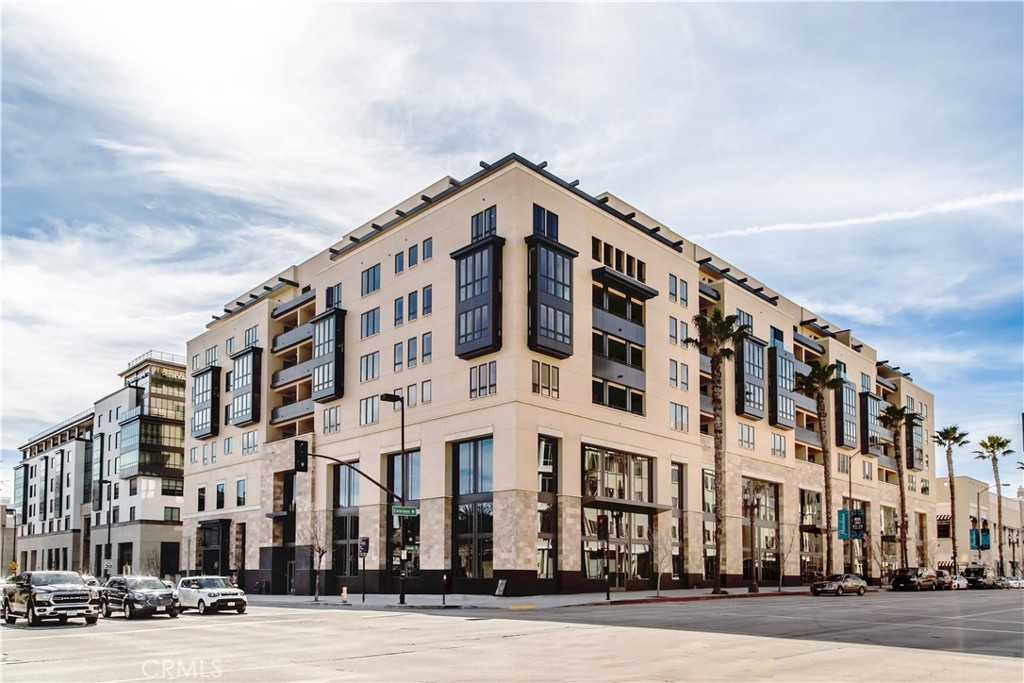 Experience luxury living at this brand new Domaine 39 condo, with The Paseo and Colorado Boulevard as the backdrop, conveniently to old town Pasadena's dining, shopping and entertainment. This 1,147 sq.ft residence features one bedroom with Den, a large living room, laundry closet, and a modern kitchen with custom Italian designed cabinets. The bedroom, which boasts a large walk-in closet. The private terrace with stunning views , you can watch the Rose Parade from here. Secured lobby on first floor includes a mailroom with Amazon Hub package lockers. Beautiful courtyard with seating, lounge and BBQ areas. Parking is situated below the building with direct elevator access, One assigned parking space included. Enjoy the Luxury life style in Pasadena!