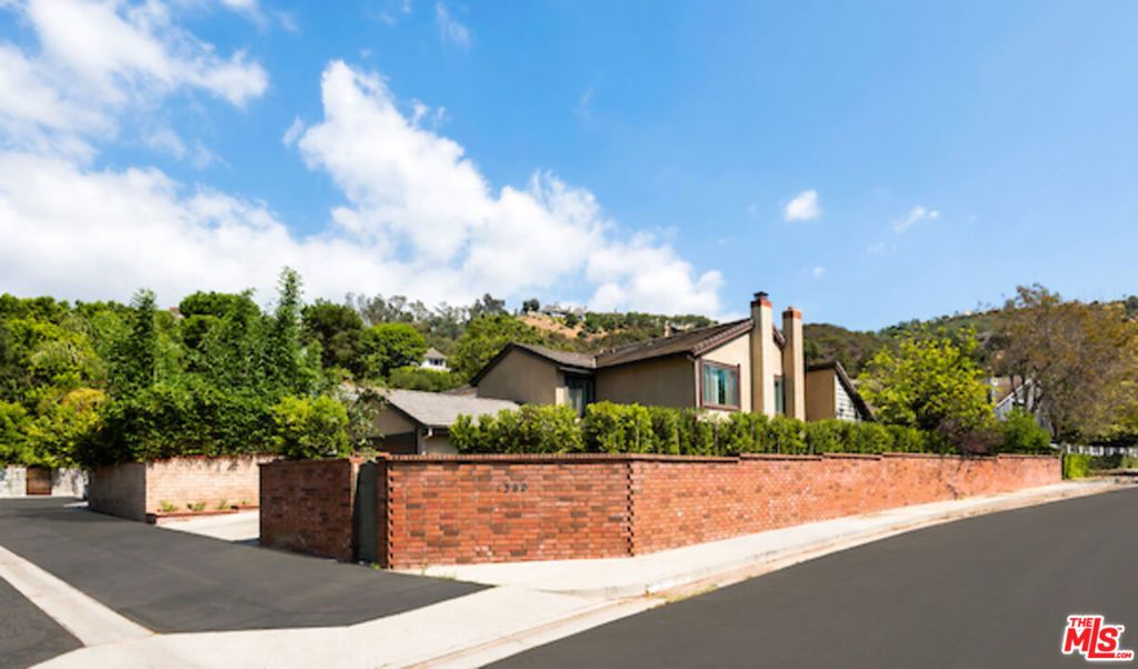 Photo of 1360 Avenida De Cortez, Pacific Palisades, CA 90272 (MLS # 25586895)