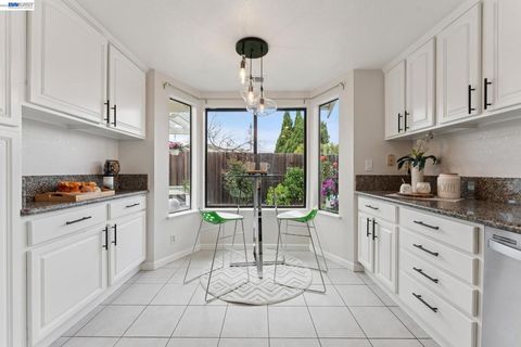 Photo of 117 Payot Ct, Alameda, CA 94502 (MLS # 41136647)