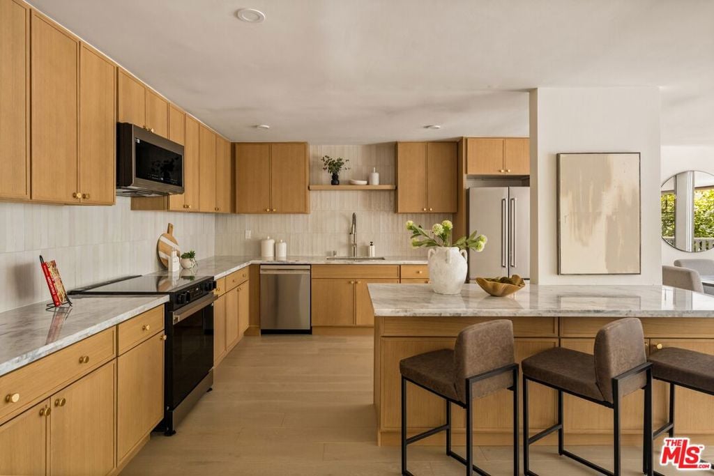 848 N Kings Road 208