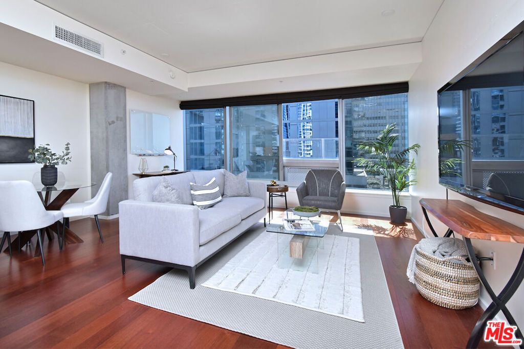 Photo of 1155 S Grand Avenue #915, Los Angeles, CA 90015 (MLS # 25613405)